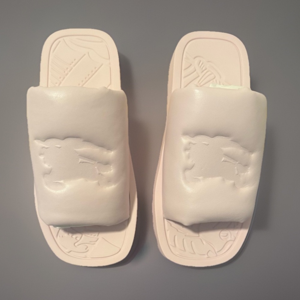 BURBERRY 
Pink Leather Slides
Women’s EU 36